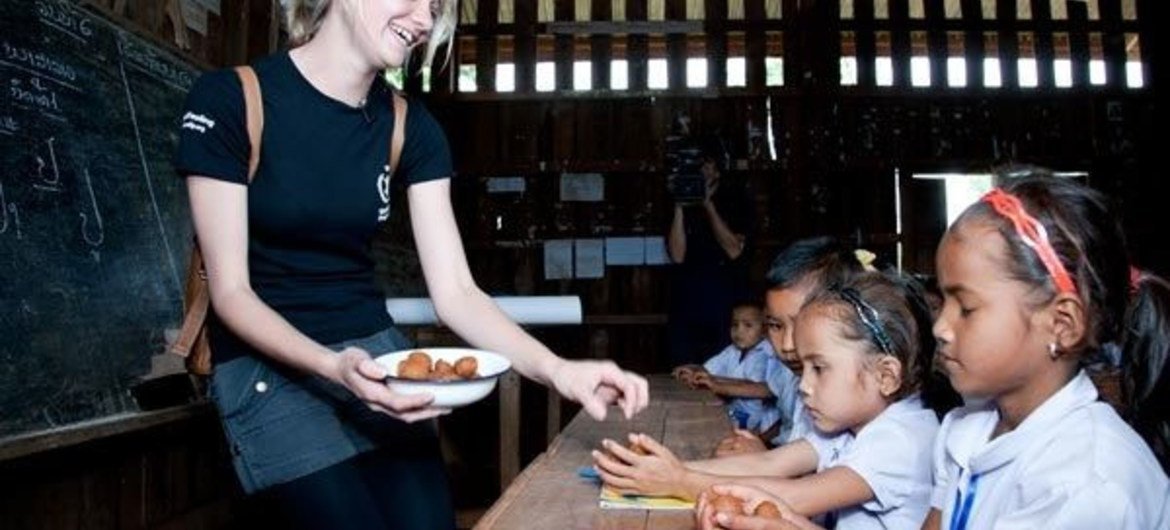 WFP/Bart Verweijb Jessica Watson distributes school lunches at a school on a visit to Laos in 2011.