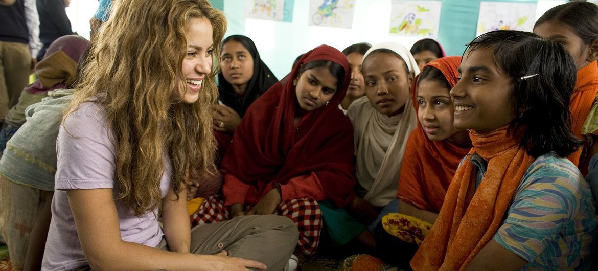 © UNICEF/Shehzad Noorani UNICEF Goodwill Ambassador Shakira talks with Nipa, an 11-year-old Bangladeshi cyclone survivor.
