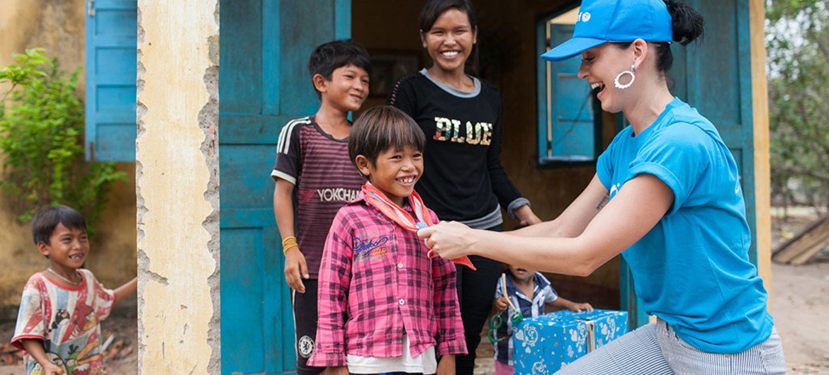 UNICEF/UN020186/Quan UNICEF Goodwill Ambassador Katy Perry gives her scarf to Ka Da Khang while visiting the Phuoc Thanh Commune Health Centre in Ninh Thuan Province where many children show signs of nutrient deficiencies.