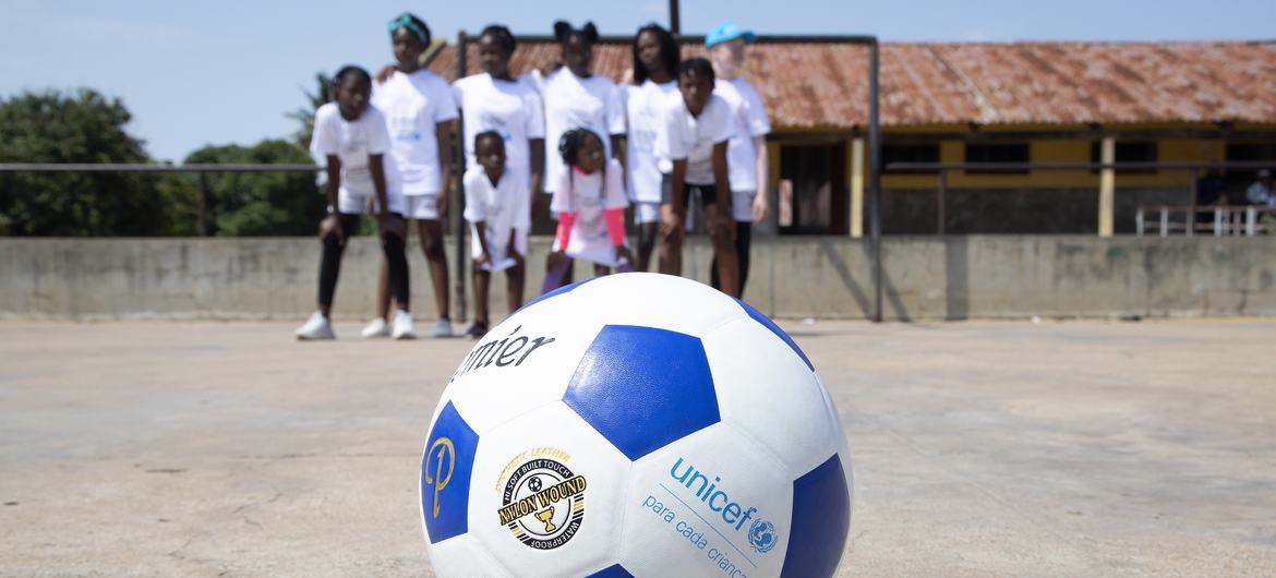 © UNICEF/Julio Dengucho UNICEF organized an inclusive sports event in partnership with FAMOD (a civil society organization that works to support, coordinate and promote the human rights and well-being of people with disabilities in Mozambique.