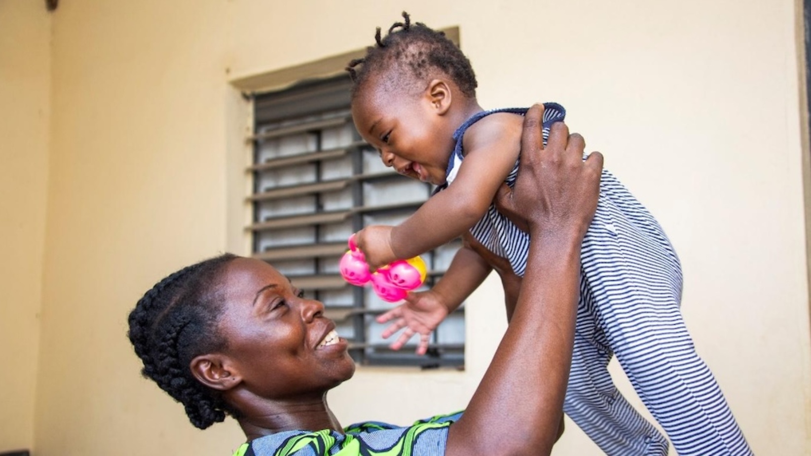 osine Gnohou holds her second daughter. © UNFPA/Guillaume Baleir