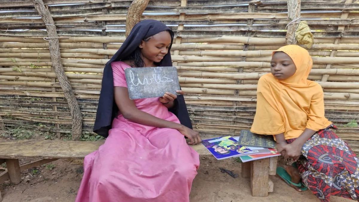 UNICEF/ Testa 2025 Zénabou with her sister, Aziza