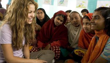 © UNICEF/Shehzad Noorani UNICEF Goodwill Ambassador Shakira talks with Nipa, an 11-year-old Bangladeshi cyclone survivor.