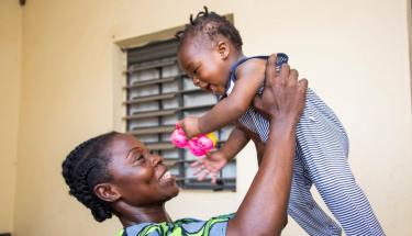 osine Gnohou holds her second daughter. © UNFPA/Guillaume Baleir