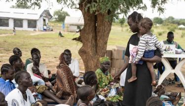 Ⓒ WFP/Arete/Siegfried Modola A group of mothers in Uganda discuss the benefits of the UN agency-supported Nutricash project which helps improve nutrition for families in need.