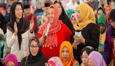 © UN Women/Ryan Brown Women in East Java, Indonesia, discuss how they can contribute to peace in their communities.